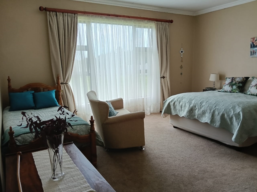 5 Bedroom Property for Sale in Loumar Western Cape